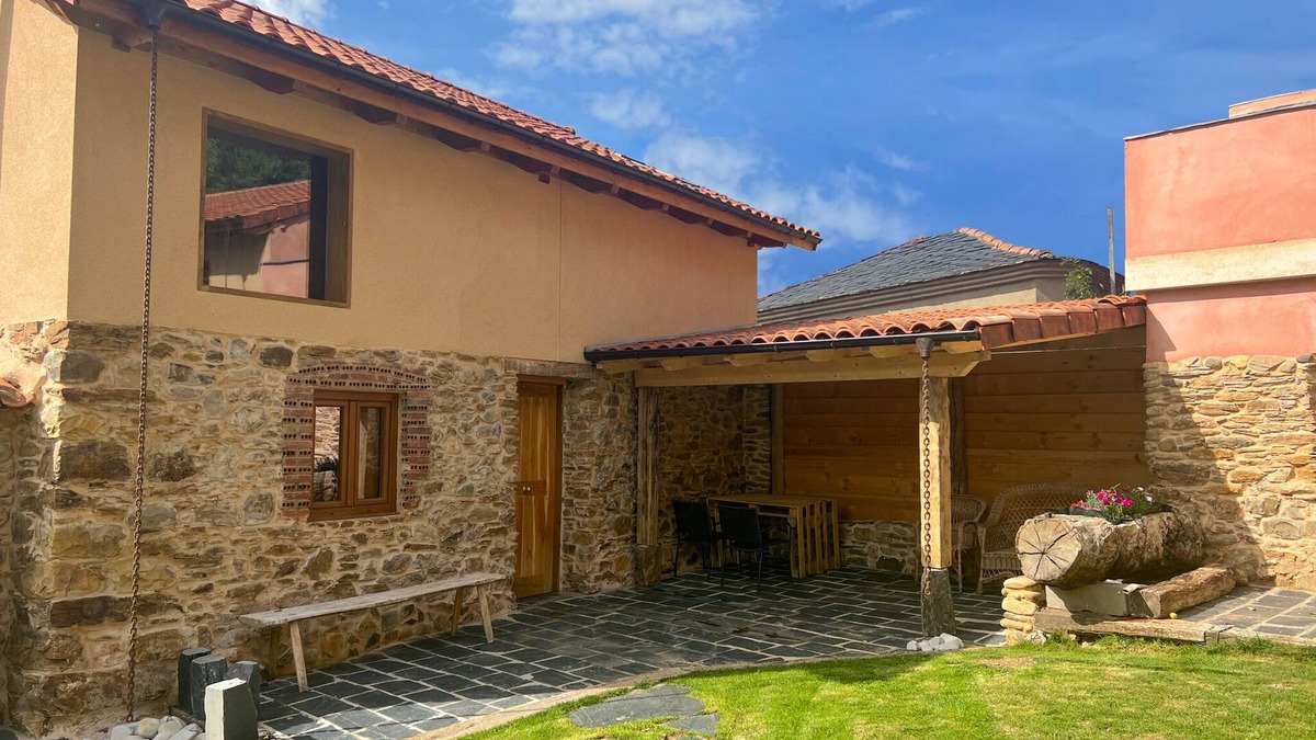 La Utrera Cottage | Villa la Roza I. With fireplace, next to the river and in the Omaña valley