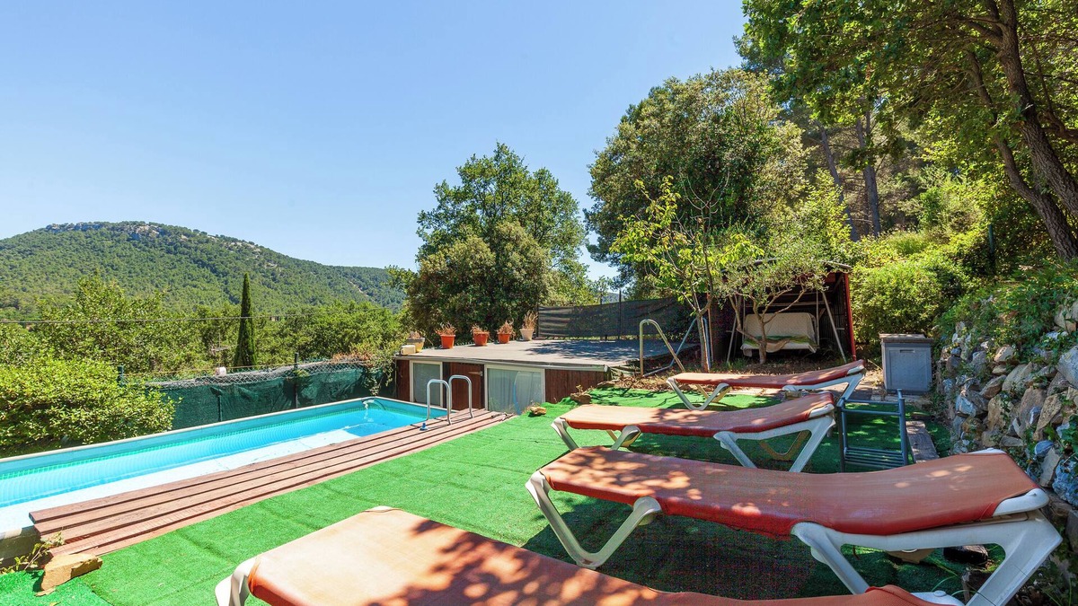 Evenos Villa | Villa 'La Villa Du Broussan' with Mountain View, Private Pool and Wi-Fi