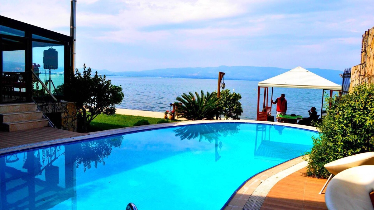 Orhangazi Villa | Villa Lake Paradise - Small Villa Lakeshore