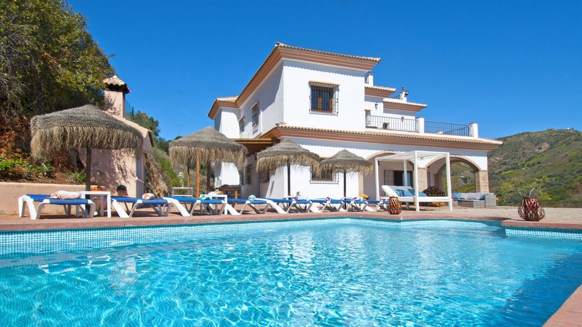 Cutar Villa | Villa Las Palomeras,Costa Del Sol, 12 Pers,WIFI, BBQ, terrace,Petfriendly