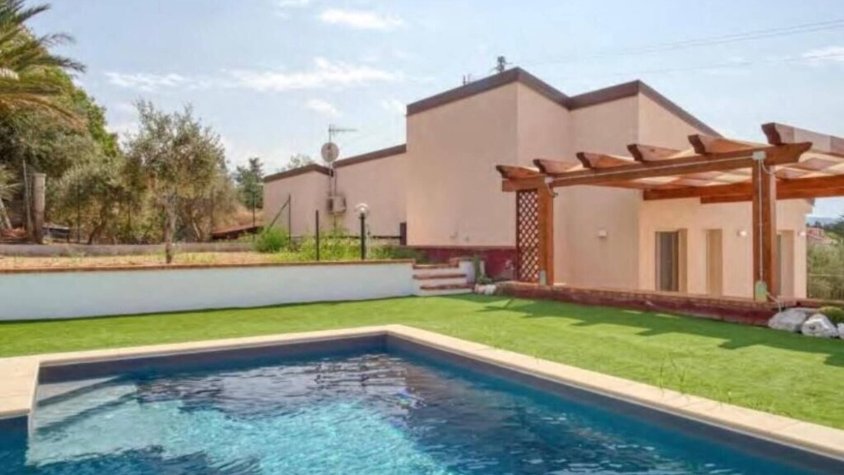 Cefalu Villa | Villa Laura with pool.