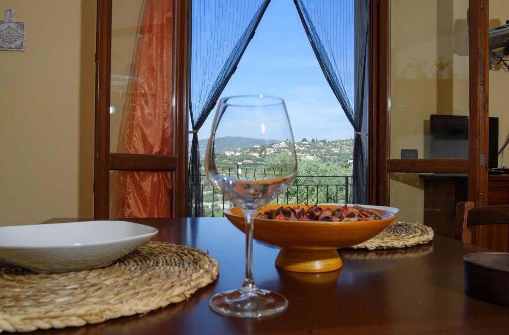 Imperia House | Villa Lazzarini Appartamento Giorgia con piscina condivisa 2km dal mare