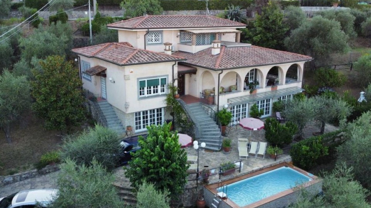 Corsanico-Bargecchia Villa | Villa Le Selvarelle by Nicola Real Estate