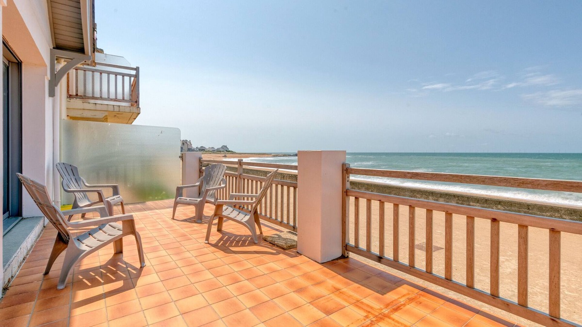 Batz-sur-Mer Villa | Villa 'Léa Vue Mer D'exception Plage' with Sea View, Private Terrace and Wi-Fi