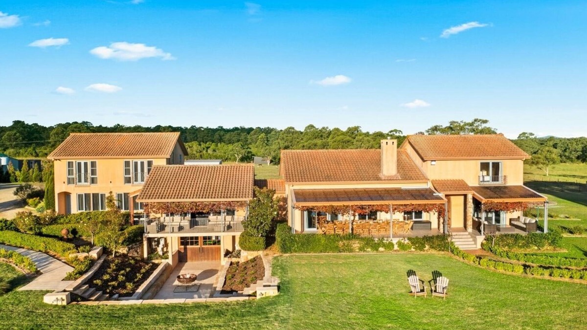 Nulkaba House | Villa Leone Estate - take in the neighbouring giraffes, lions, and zebras!