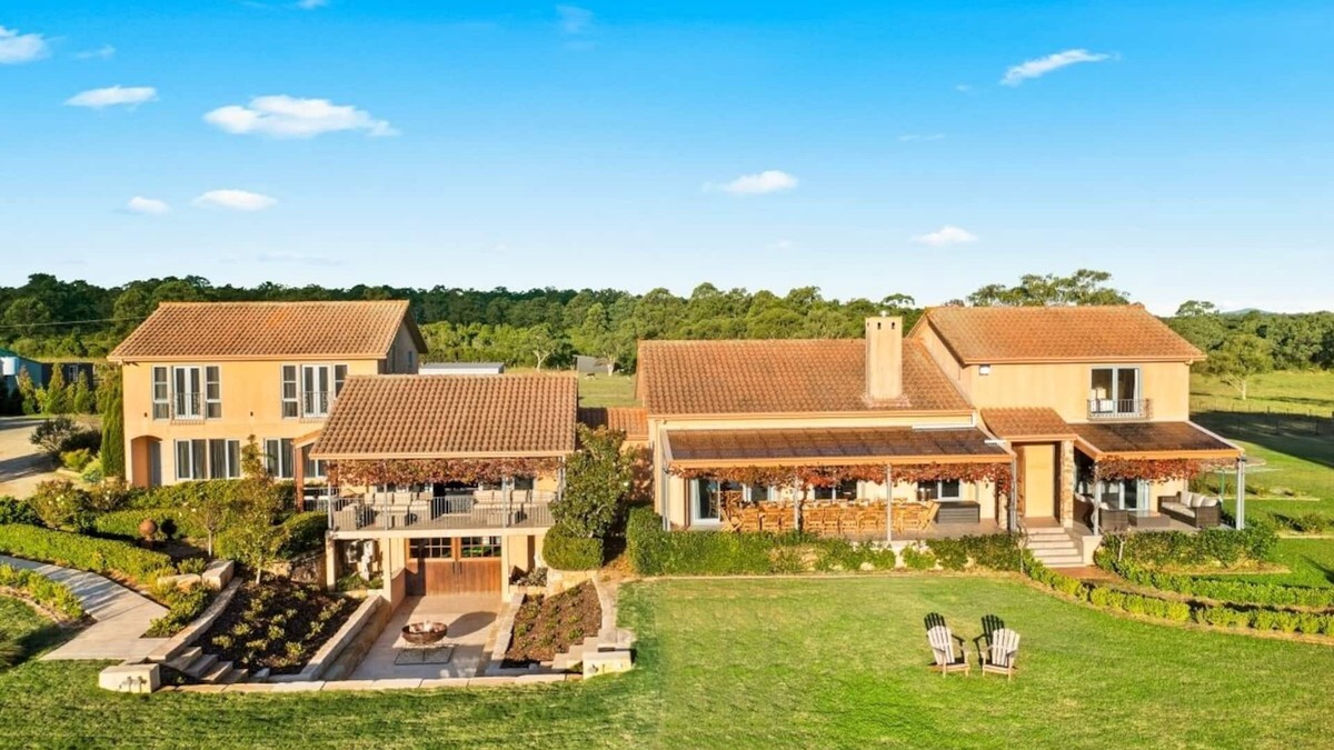 Nulkaba House | Villa Leone - take in the neighbouring giraffes, lions, and zebras!