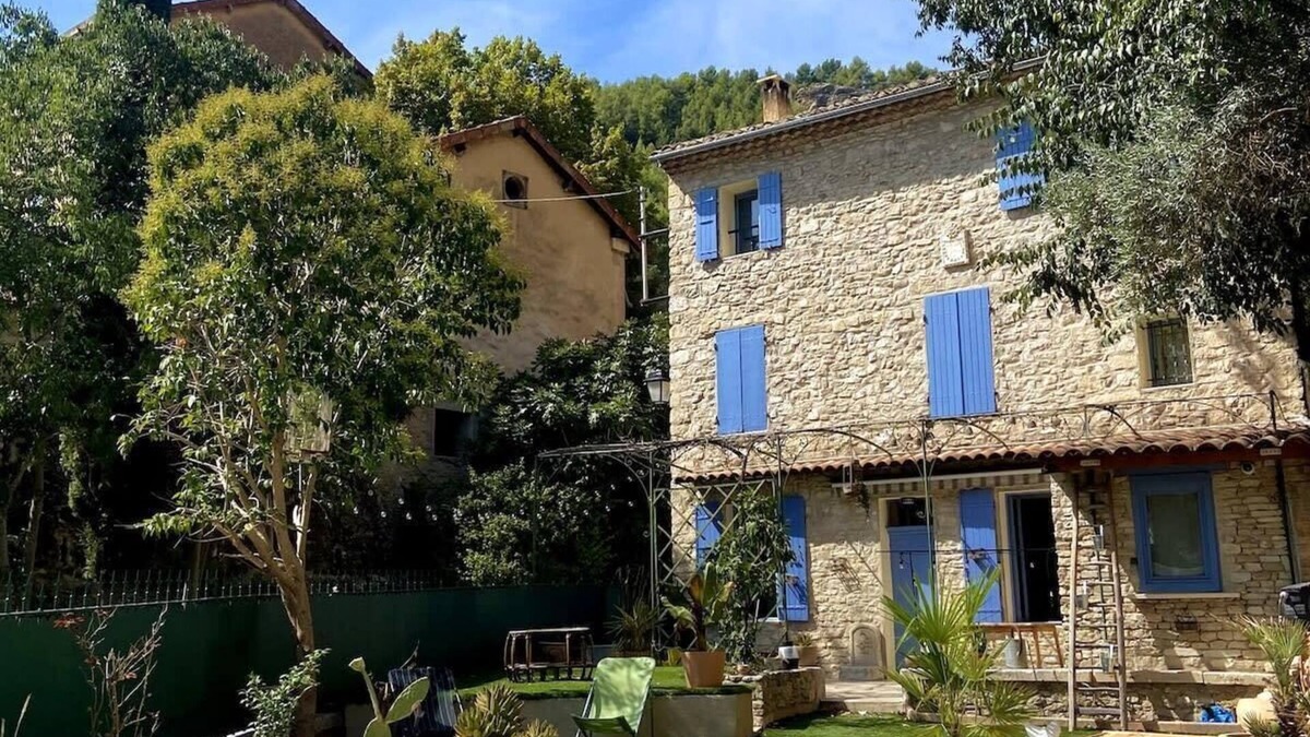Fontaine-de-Vaucluse House | Villa les Volets Bleus, an authentic house in the heart of the city center.