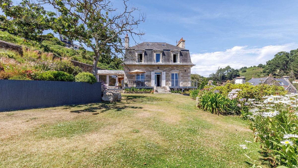 Plouha Villa | Villa Les Roches Mauves - vue mer, accès direct à la plage