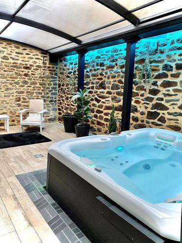 La Vicomte-sur-Rance Bed & Breakfast | Villa Lily Spa, chambre d’hôtes avec spa privatif