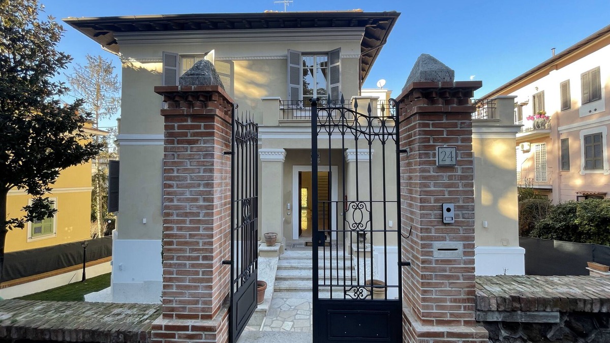 Monte Sacro Villa | VILLA LINA - sky earth liberty villa - 5 min from tube 9 bedroom - 5 bathroom