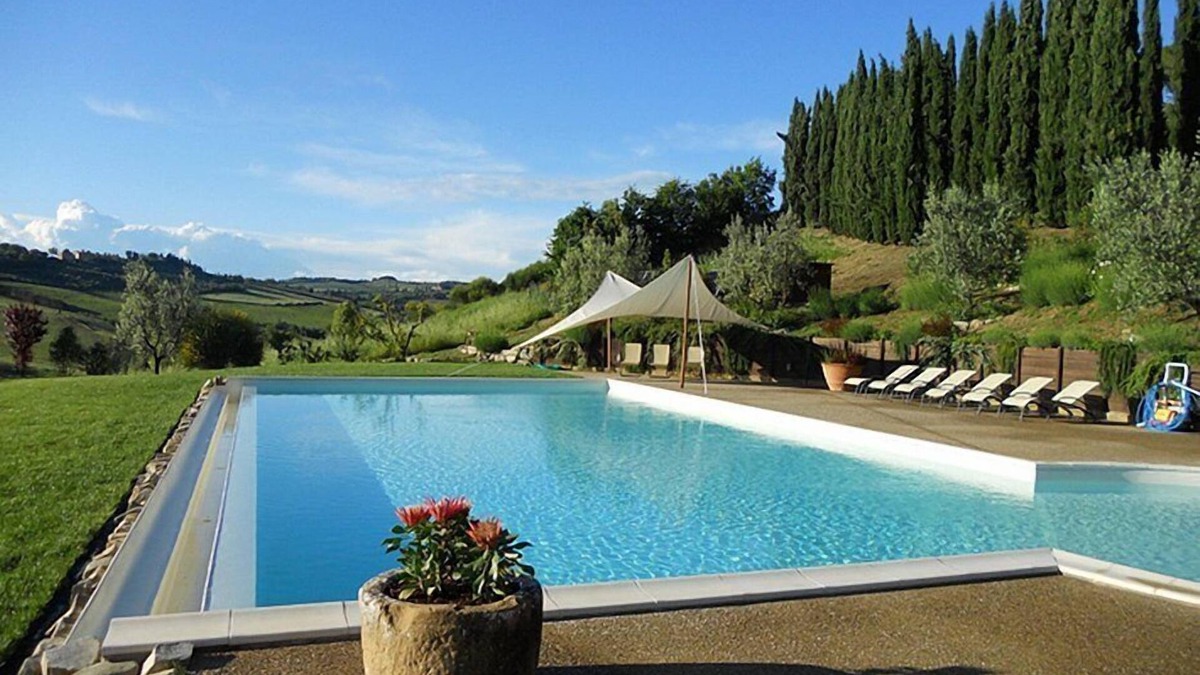 Poggibonsi Villa | Villa Lionella Grande: A splendid three-story villa surrounded by meadows and by green hills, with Free WI-FI.