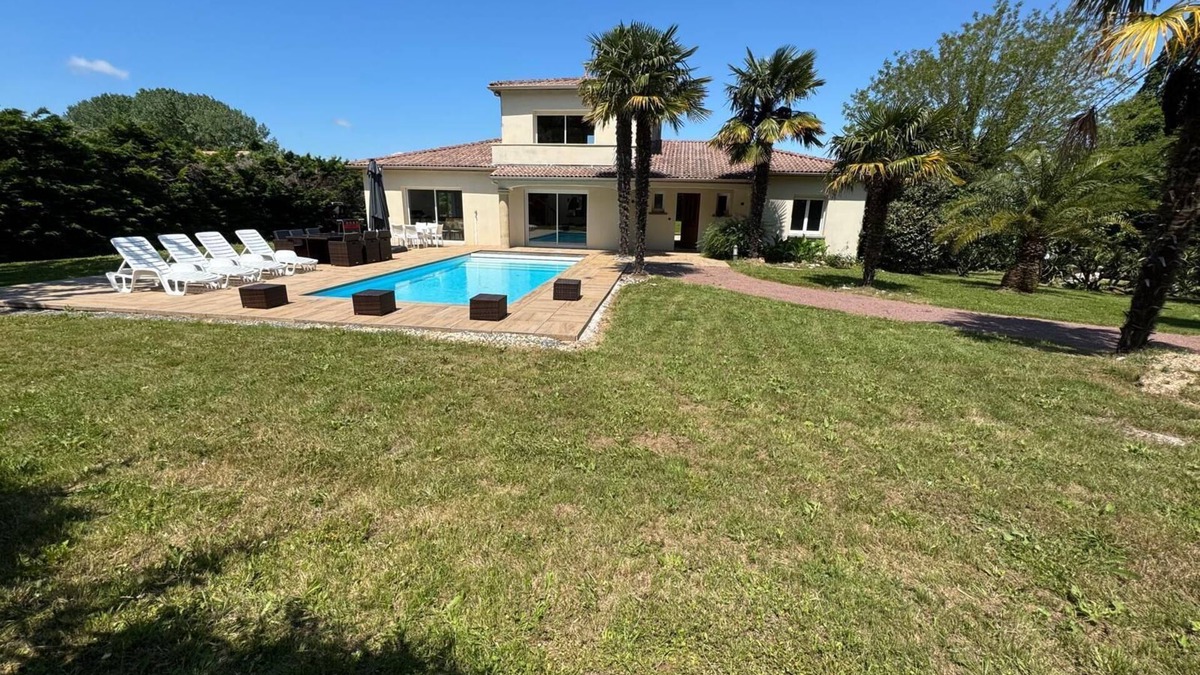 Saint-Augustin Villa | Villa located in St Augustin, near Royan, 5km from the Grande Côte beach.