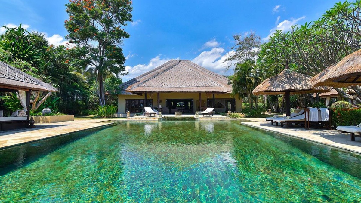 Dencarik Villa | Villa Lotus - 8BR Beachfront Villa With Private Pool And Staff