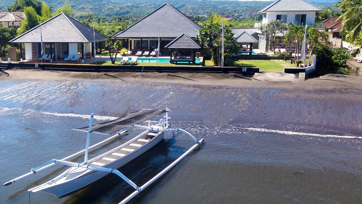 Dencarik Villa | Villa Lovina-beach 1 & 2, luxurious beach villa, 4 bedrooms, staff, pool and boat