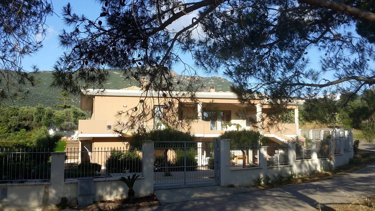Poggio dei Pini House | VILLA LUIGI Poggio dei Pini: apartment in villa with parking and wallbox