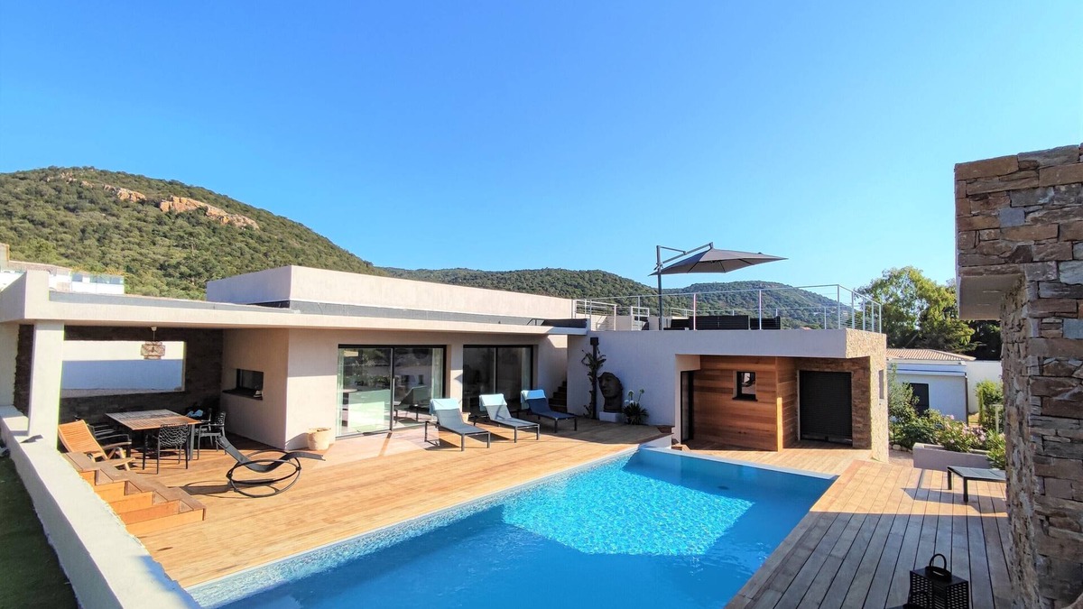 Cirendinu Villa | Villa Lutaquenmalou close to beaches heated swimming pool, terraces, rooftop