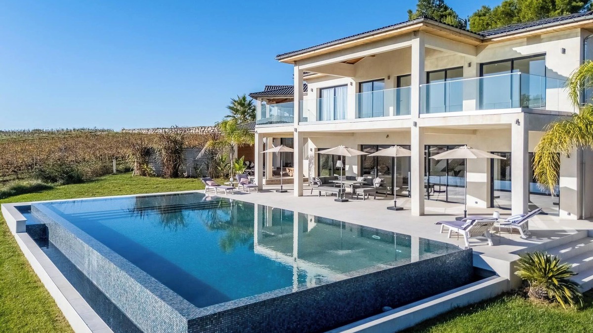 Plaissan Villa | Villa Luxe SCL Heated mirror pool Jacuzzi and exotic garden in vineyard