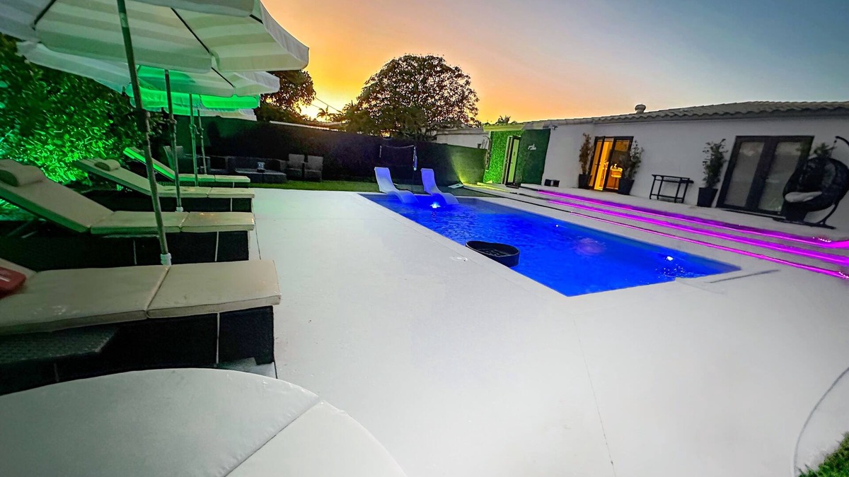 Flagami Villa | Villa LuxeMiami Airport Heat pool spa fire pit