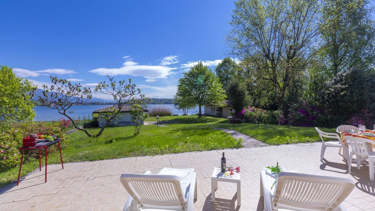 Cadrezzate Villa | Villa Martine Au Bord Du Lac, Cadrezzate con Osmate, Italy