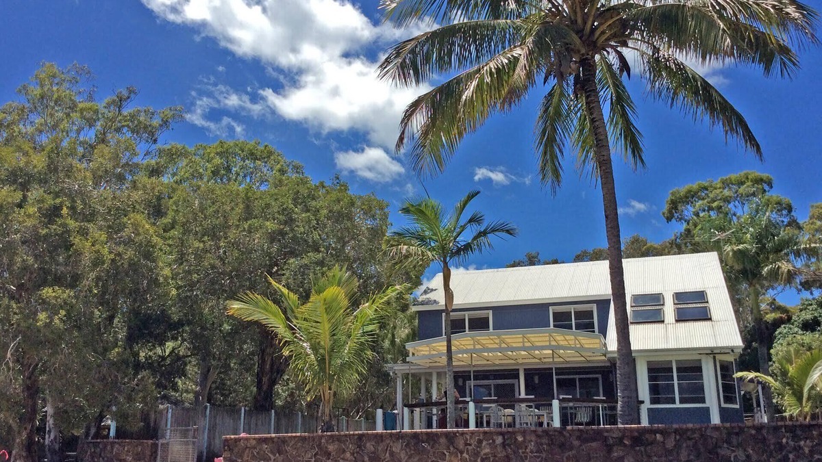 Brisbane Waterfront House | Villa Macleay-Beach Front Family Paradise