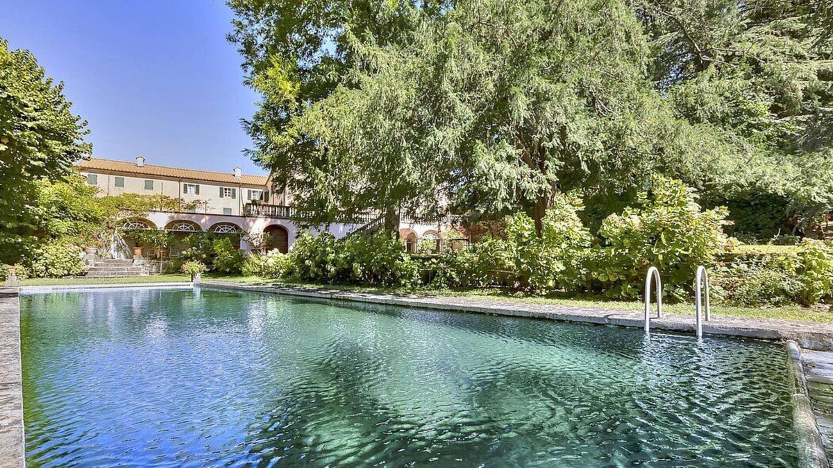 Pontremoli Villa | Villa Margaret: A splendid nineteenth-century three-story historical villa surrounded by the greenery, with Free WI-FI.