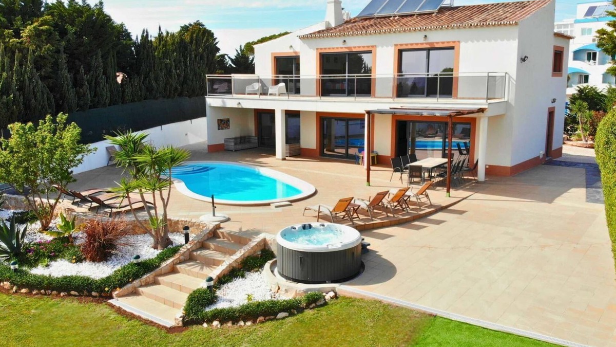 Olhos D'Agua Villa | Villa Margarida by Laranjal Rentals