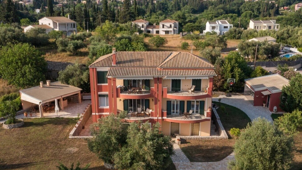 Afra Villa | Villa Mari Anna is offers a garden, barbecue facilities, swimming pool, terrace