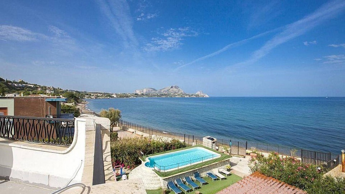 Casteldaccia Villa | Villa Maristella: A spacious two-story villa located right on the beach, with Free WI-FI.