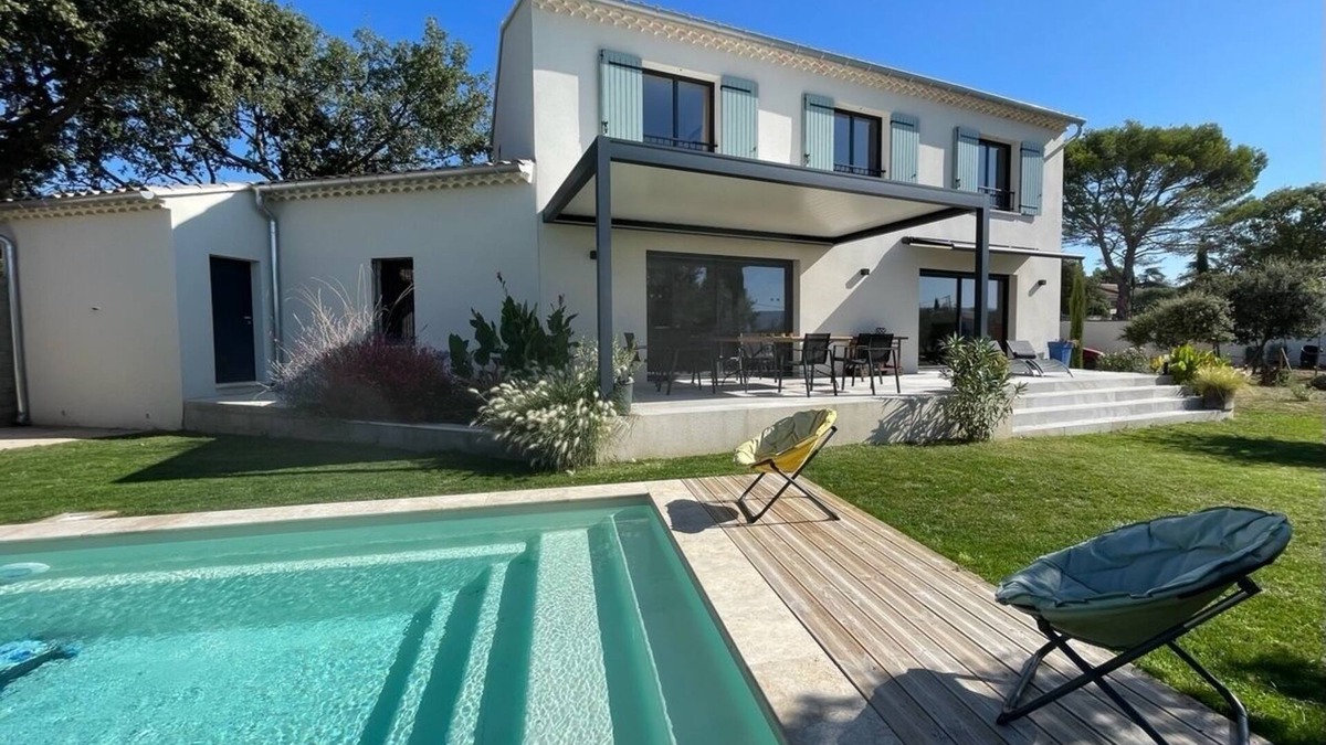 Cabrieres-d'Avignon Villa | Villa 'Mas Mayflower' with Mountain View, Wi-Fi, and Air Conditioning