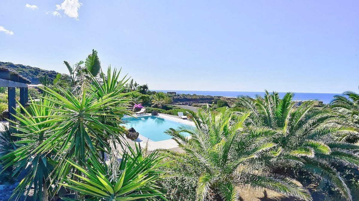 Pantelleria House | Villa Meriggio A: A characteristic and welcoming dammuso with the fascination of the typical and ancient houses of the island.