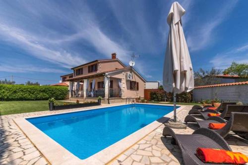 Dracevac Villa | Villa Mia & Iva for 6 plus 2 people near Poreč with private pool & kids playground - pet friendly