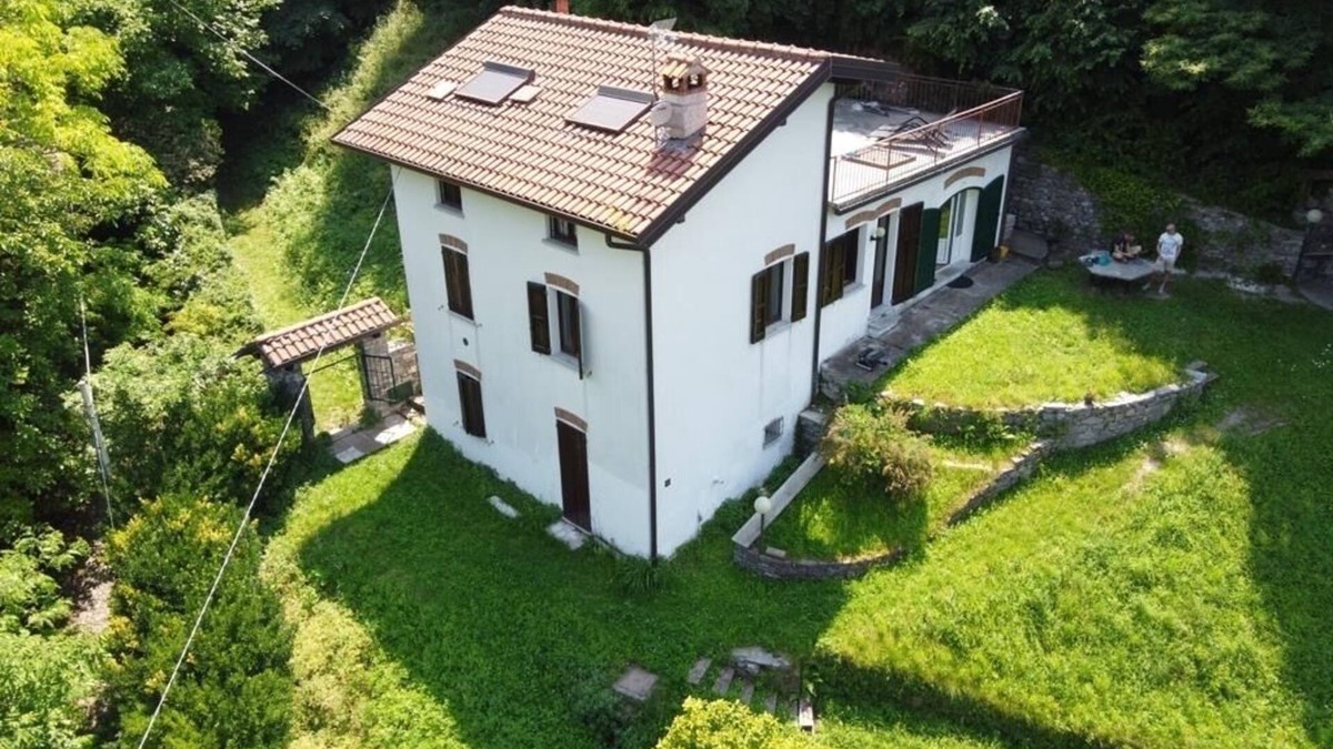 Vezio Villa | Villa Milena surrounded by greenery