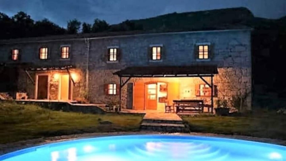 Lupoglav Villa | Villa Millefoglie, a nature park retreat