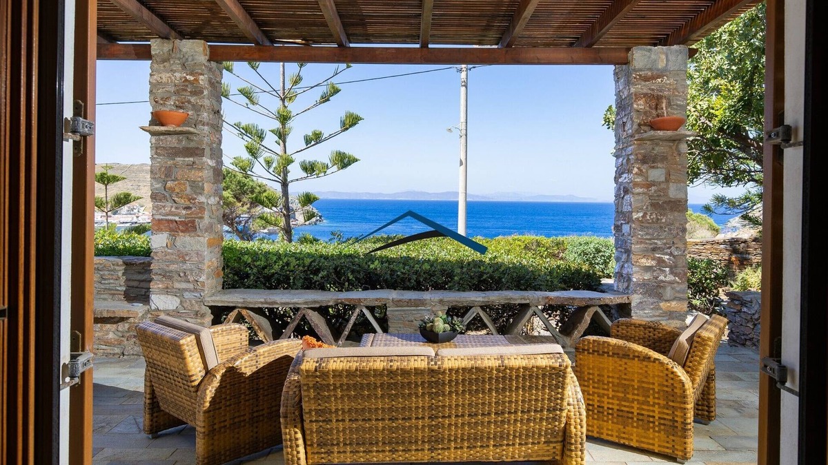 Korissia House | Villa Mirsini only a 3 minute walk from 2 beaches and the town of Korissia.