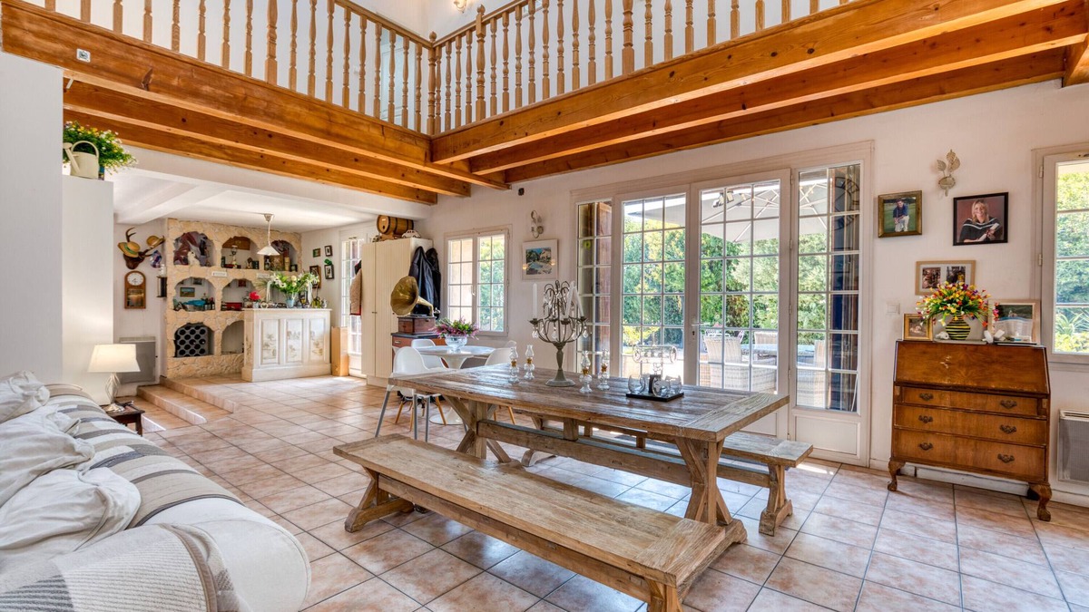 Cournonsec House | Villa 'Moun Mas' with Private Pool, Wi-Fi and Air Conditioning