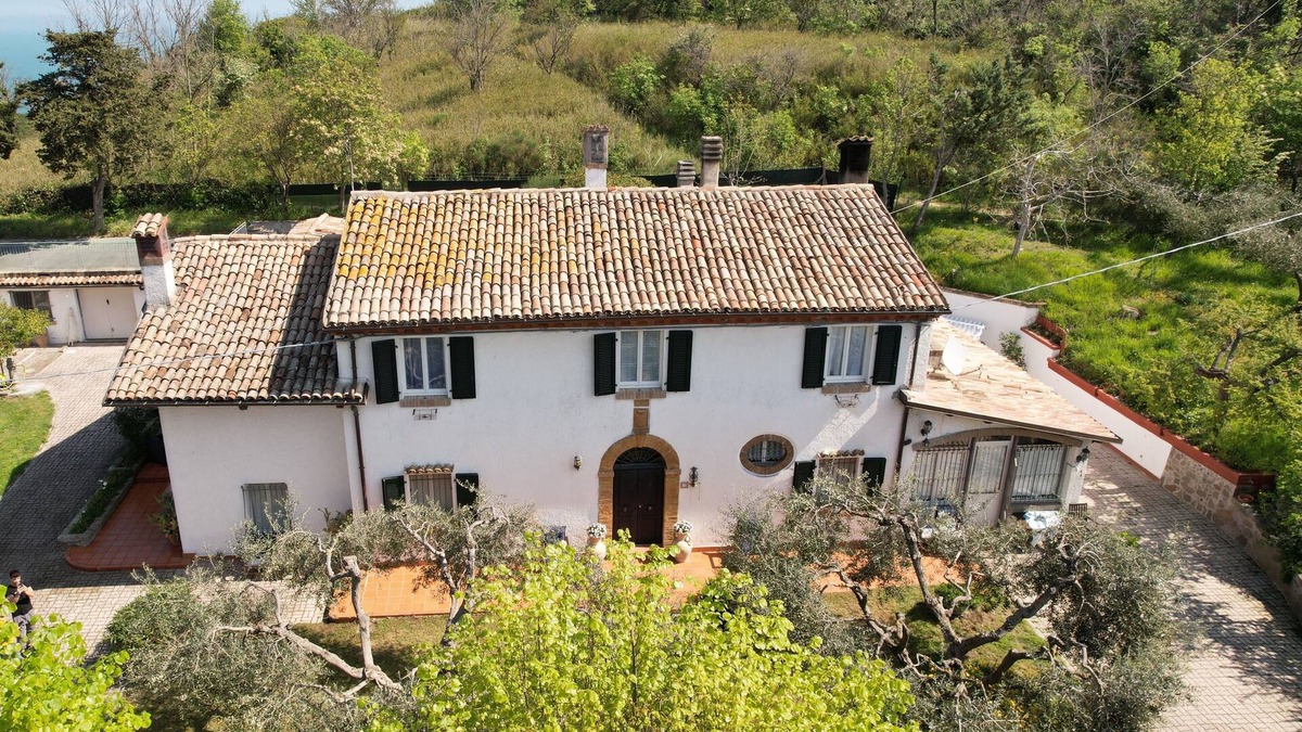 Pesaro Villa | Villa Napoleon: a unique view of the sea from Mount San Bartolo. Pesaro
