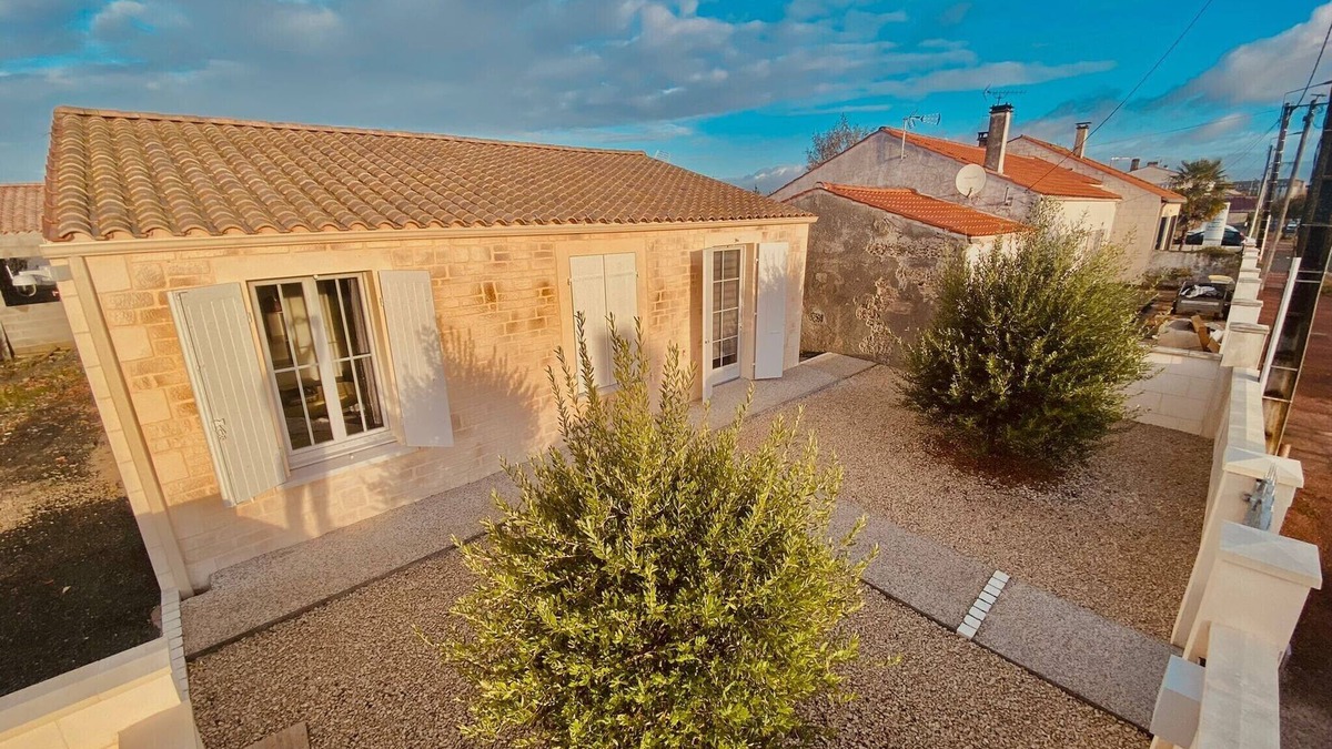 Rochefort House | Villa near the town center, close to shops and beaches