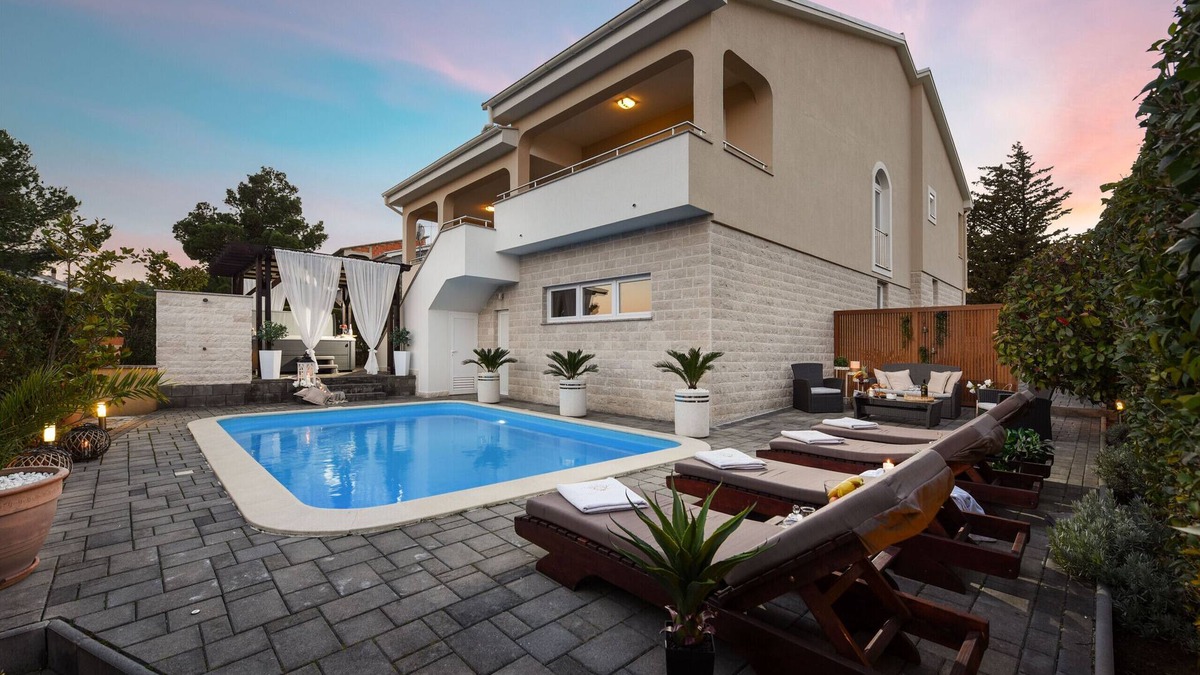 Pridraga Villa | Villa next to the sea, private heated pool,ensuite bathroom