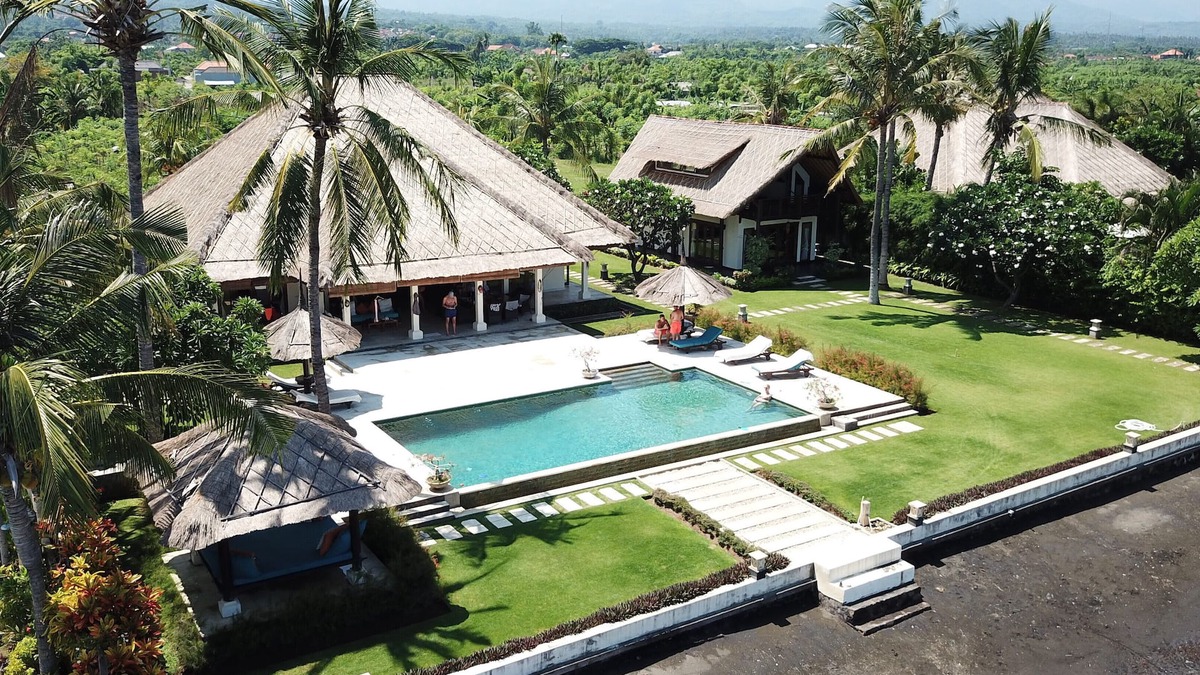 Dencarik Villa | Villa Nusa Indah, Luxurious Beachfront villa near Lovina Bali