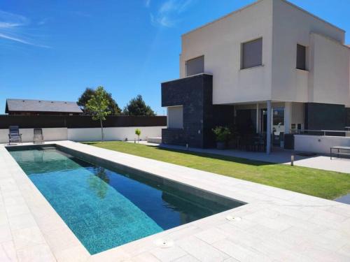 Villanueva del Pardillo Villa | Villa Oasis en Madrid con 3Hab, 4baños y elegante piscina