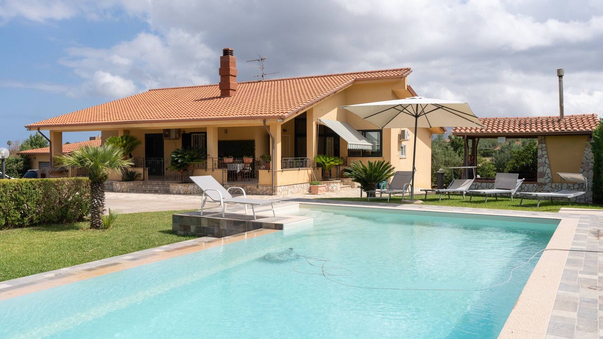 Partinico Villa | Villa 'Oasi Della Pace, Partinico' with Mountain View, Private Pool and Wi-Fi