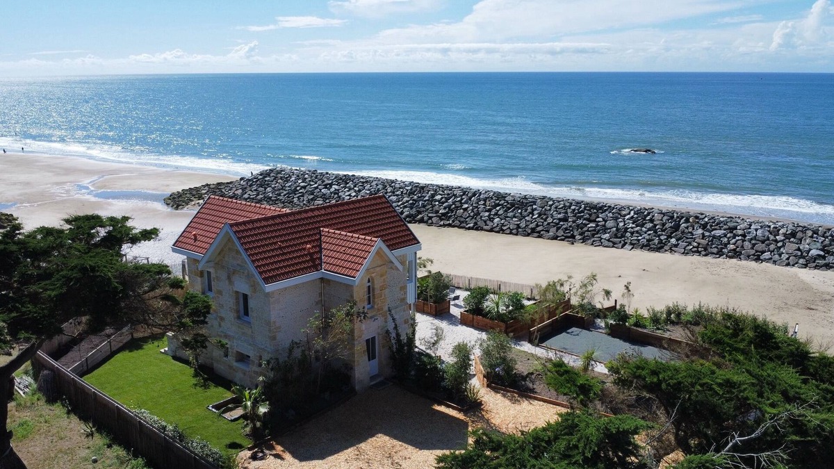 Soulac-sur-Mer Villa | Villa Ocean View with Direct Access to the Beach from the Garden