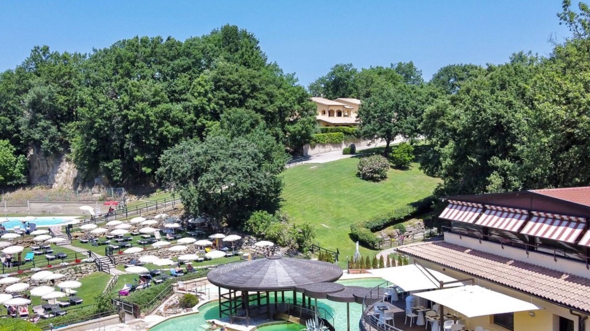 Sorano Villa | Villa of approximately 150 m2 located on the ground floor and on two levels with air conditioning, independent heating and wi fi line.Composed of a large living room with independent equipped kitchen, fridge, microwave oven, toaster, sofa and satellite t