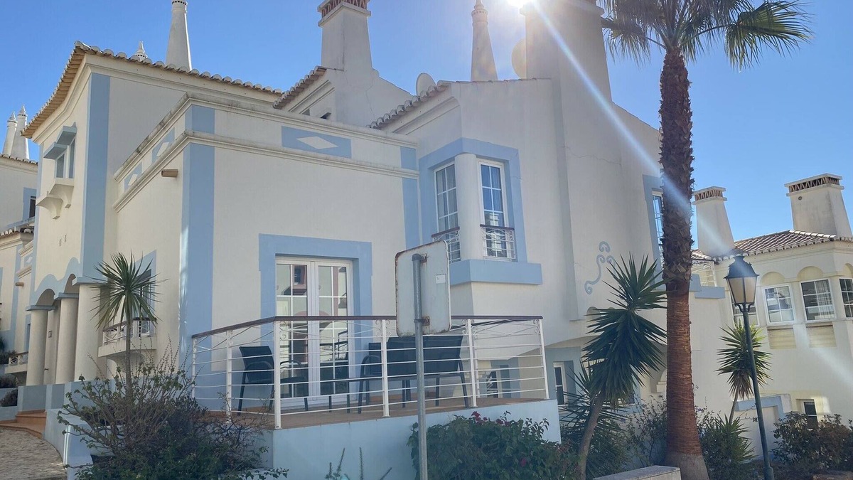 Budens House | VILLA on a golf course close to the beach, swimming pool 50 metres away, WIFI fibre.