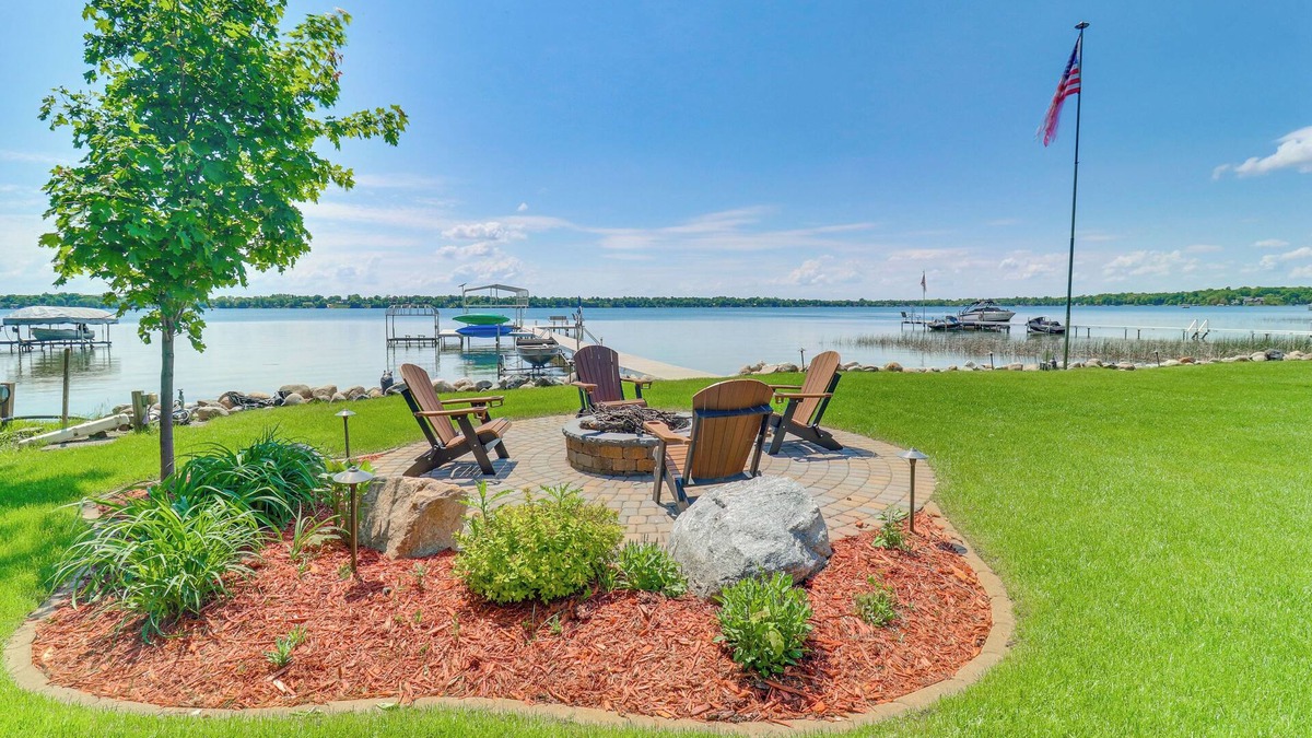 Alexandria House | Villa on Lake Darling: Fire Pit, Deck & BBQ!