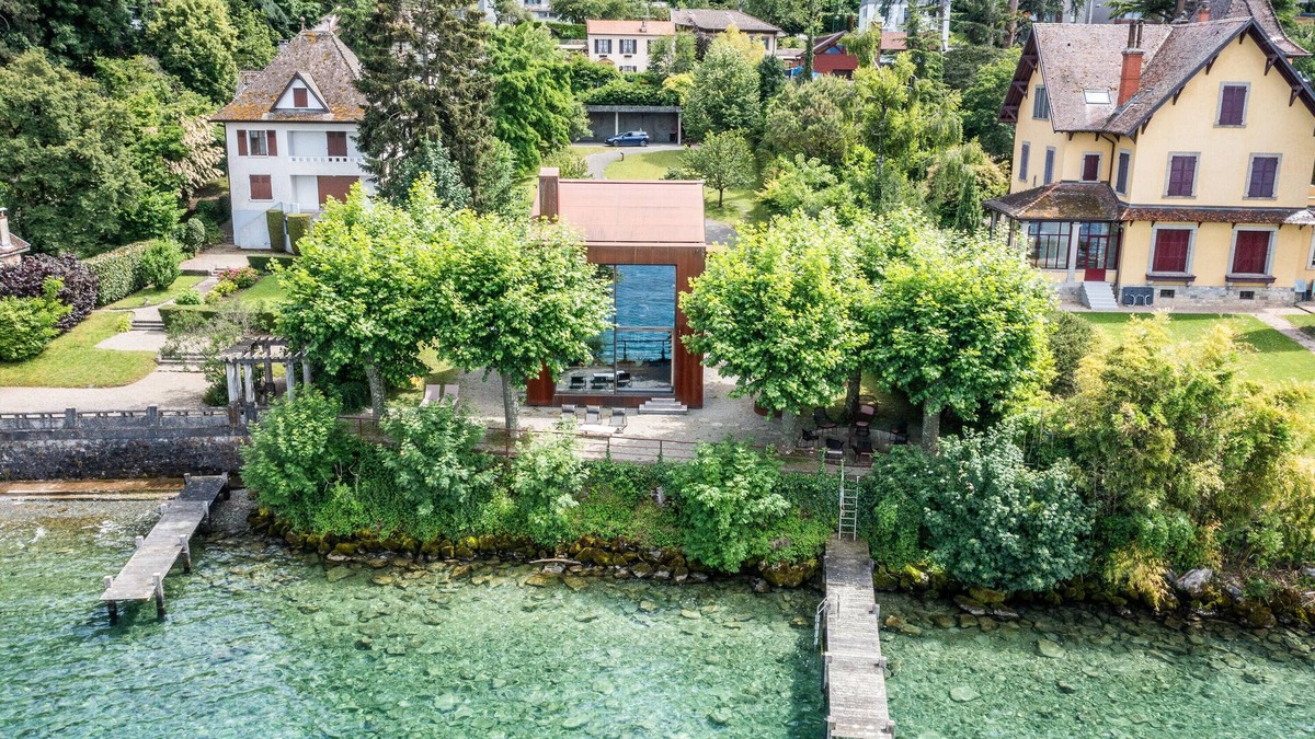 Thonon-les-Bains Villa | Villa 'Otoctone Bord Du Lac Léman' with Lake View, Wi-Fi and Air Conditioning