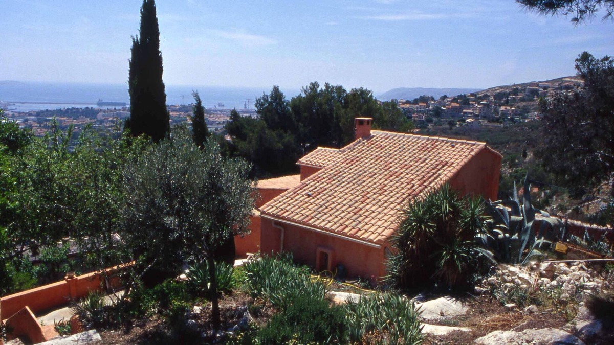 Verduron House | Villa overlooking the harbor facing the Islands