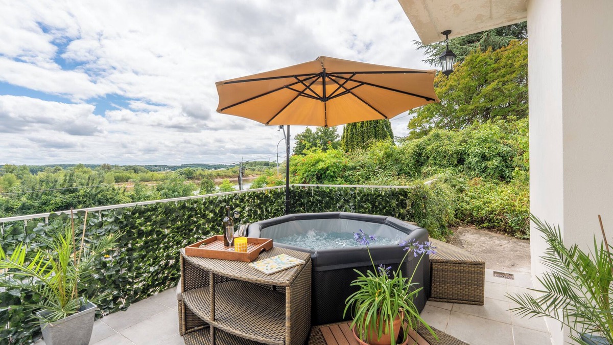 Blois Villa | Villa overlooking the Loire River Terrace Parking