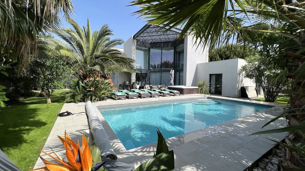 Cap d'Agde Villa | VILLA PALOMA CAP D'AGDE 8 pers. 600 m SEA Heated pool Spa Exotic garden