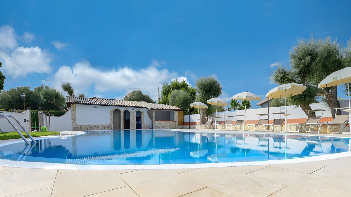 Syracuse Villa | Villa 'Parisi' with Private Pool, Wi-Fi and Air Conditioning
